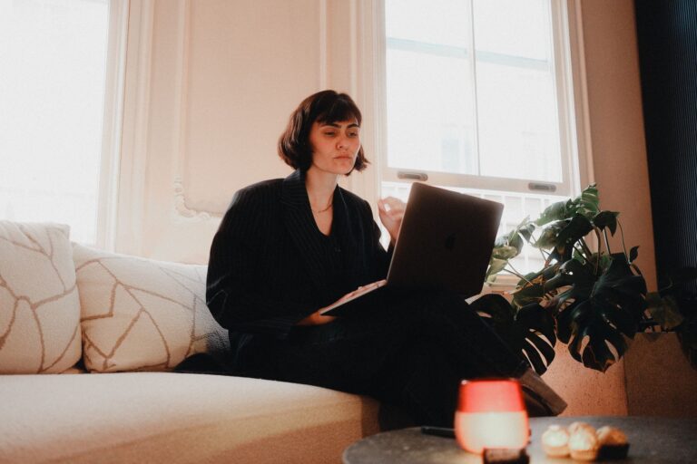 Person arbeitet remote am Laptop im Homeoffice