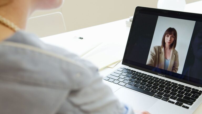 Videokonferenz mit mehreren Teilnehmern auf dem Bildschirm
