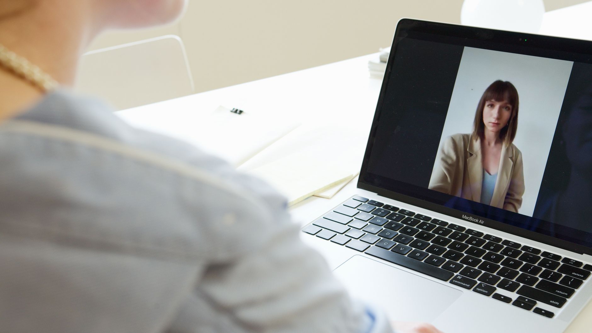 Videokonferenz mit mehreren Teilnehmern auf dem Bildschirm