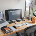 Eingerichteter Homeoffice-Arbeitsplatz mit Schreibtisch und Monitor