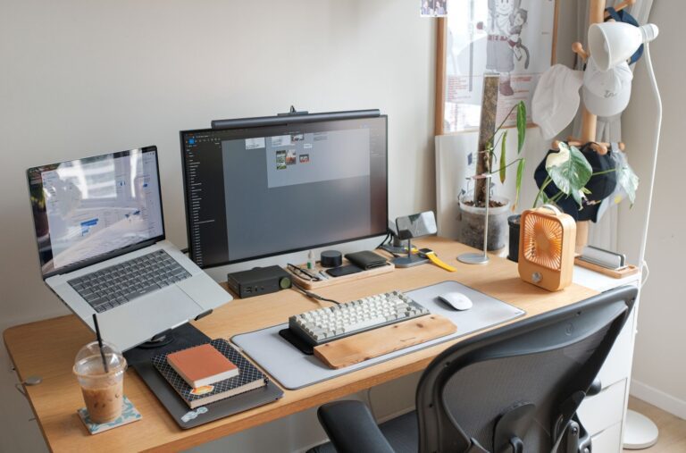 Eingerichteter Homeoffice-Arbeitsplatz mit Schreibtisch und Monitor