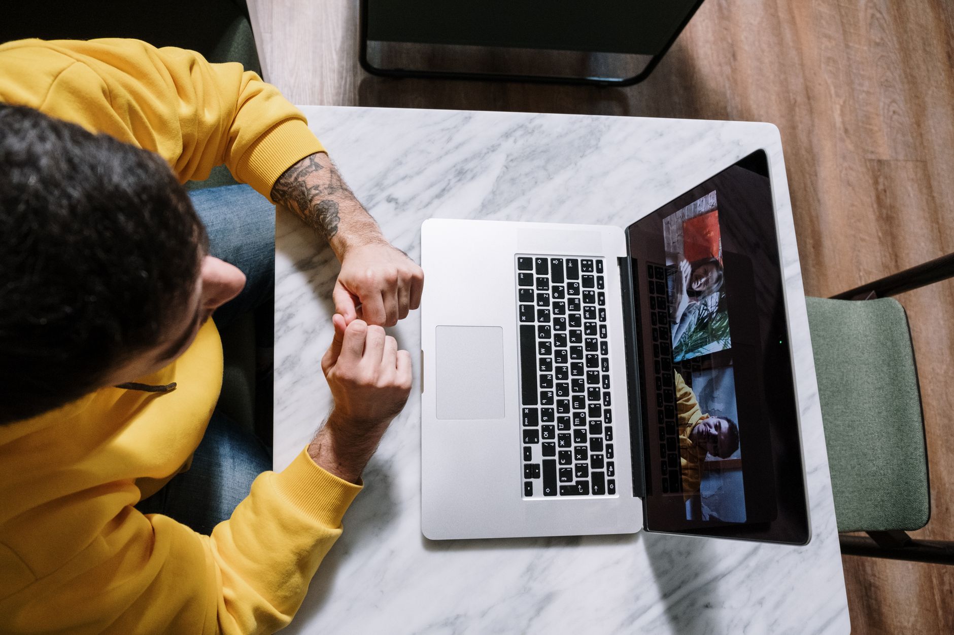 Bildschirm teilen bei einem Videocall am Laptop im Meeting