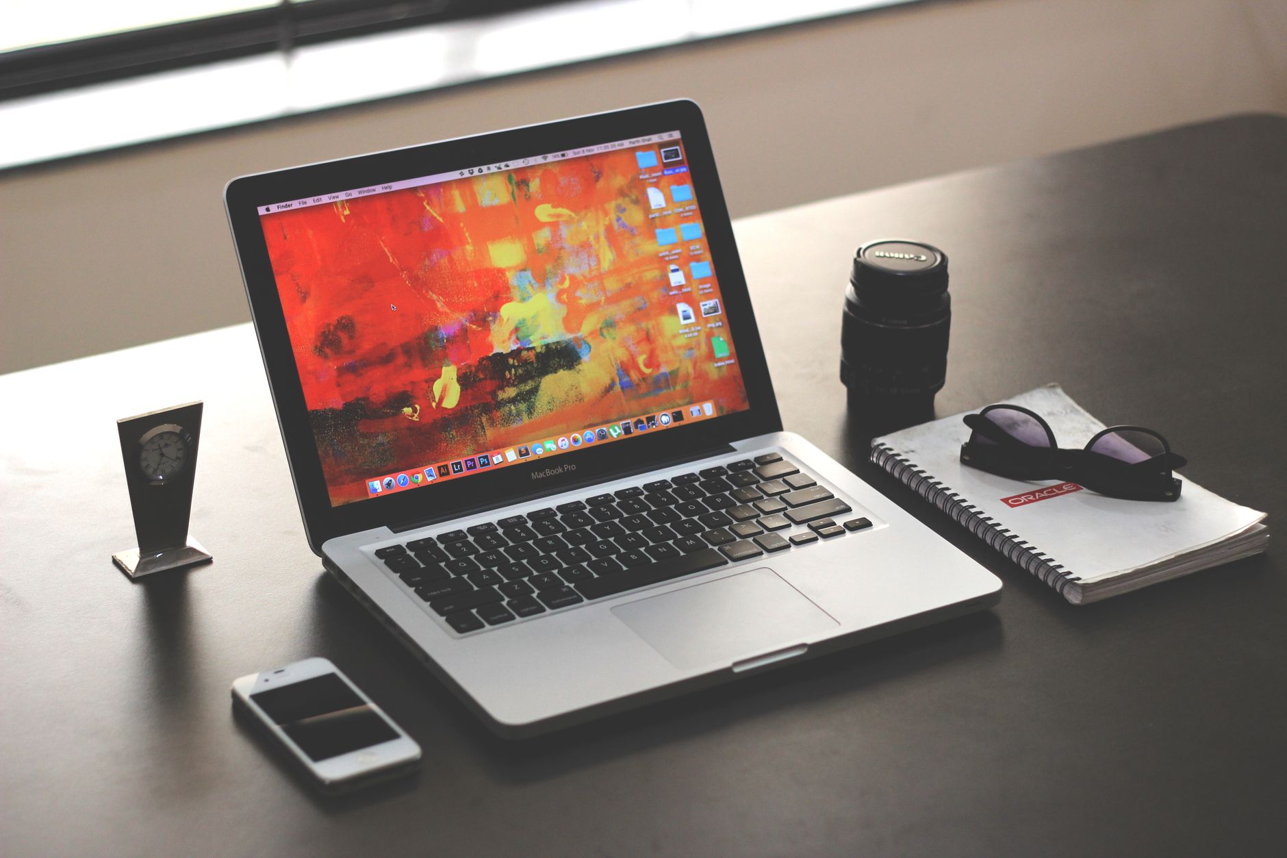 MacBook auf dem Schreibtisch bei der Bildschirmfreigabe
