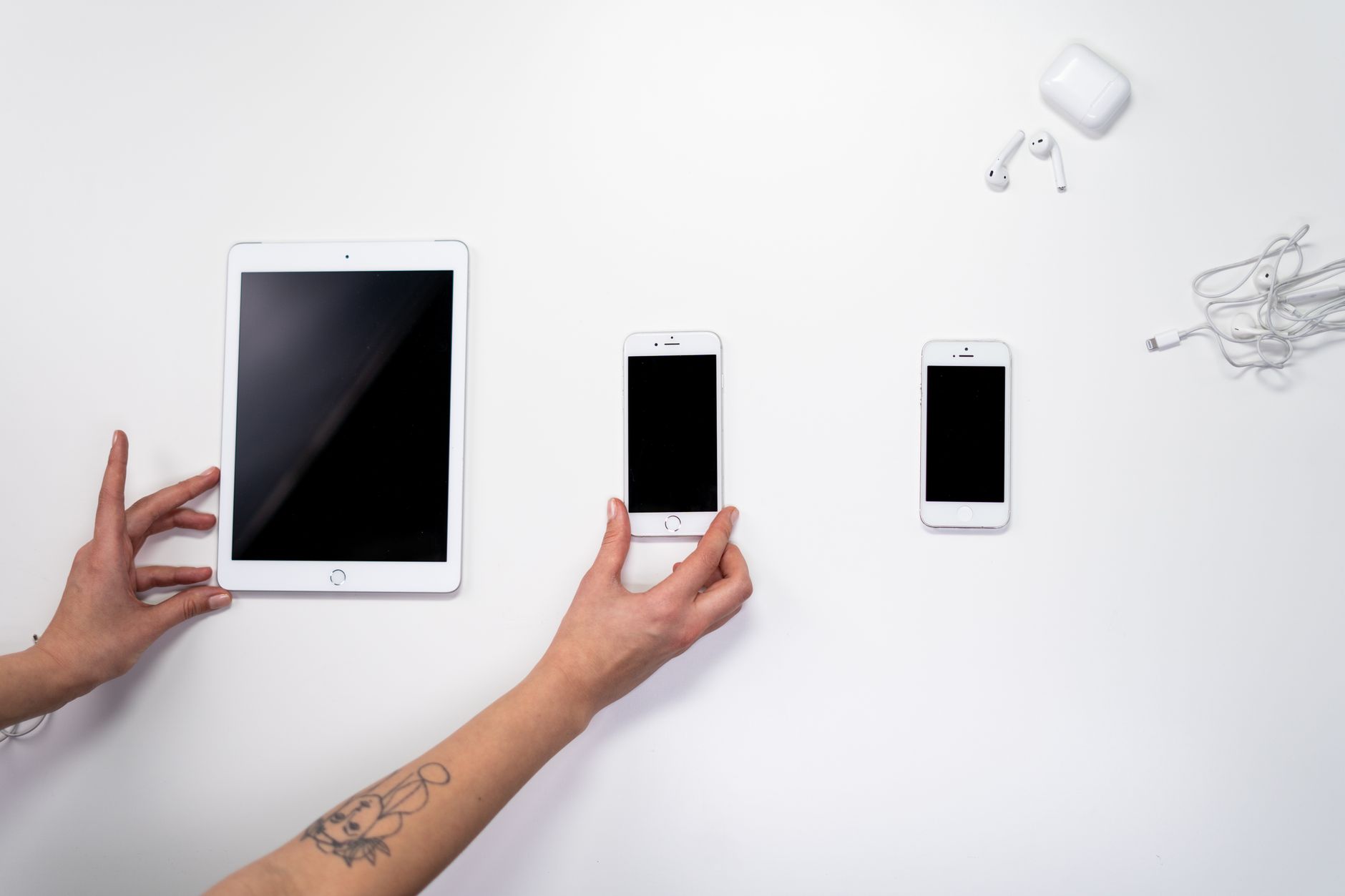 iPhone in der Hand mit Bildschirm