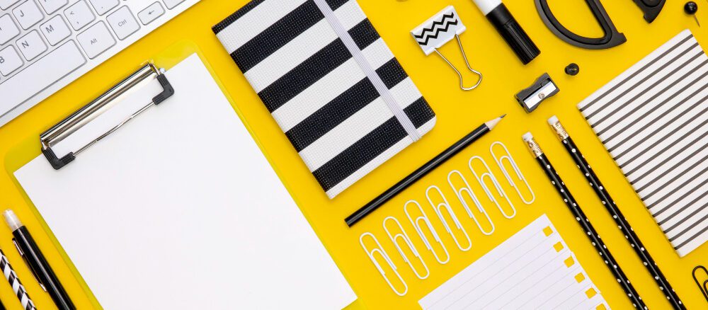 disposizione piana di cancelleria per ufficio con matite e tastiera