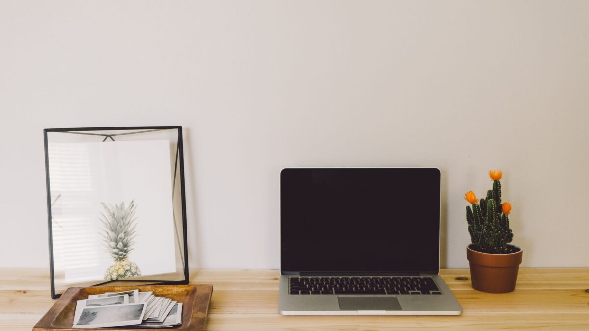 Arbeitsplatz mit Laptop am Fenster eines Wohnhauses