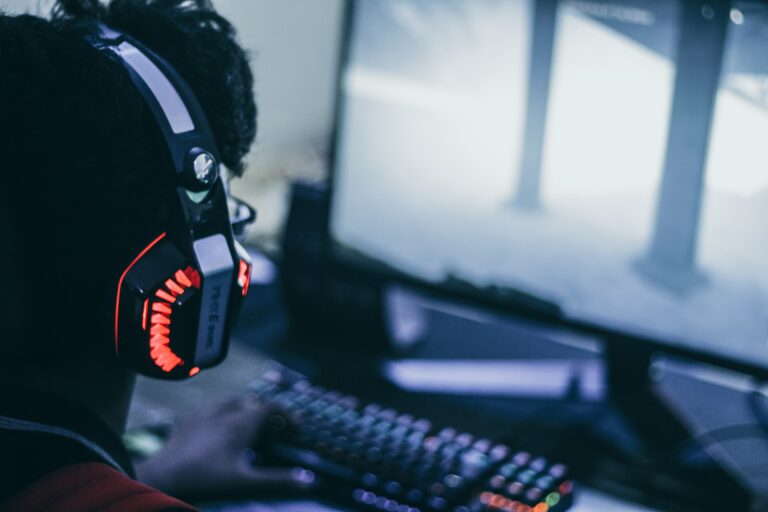 Eine Person mit einem Headset zockt an einem PC