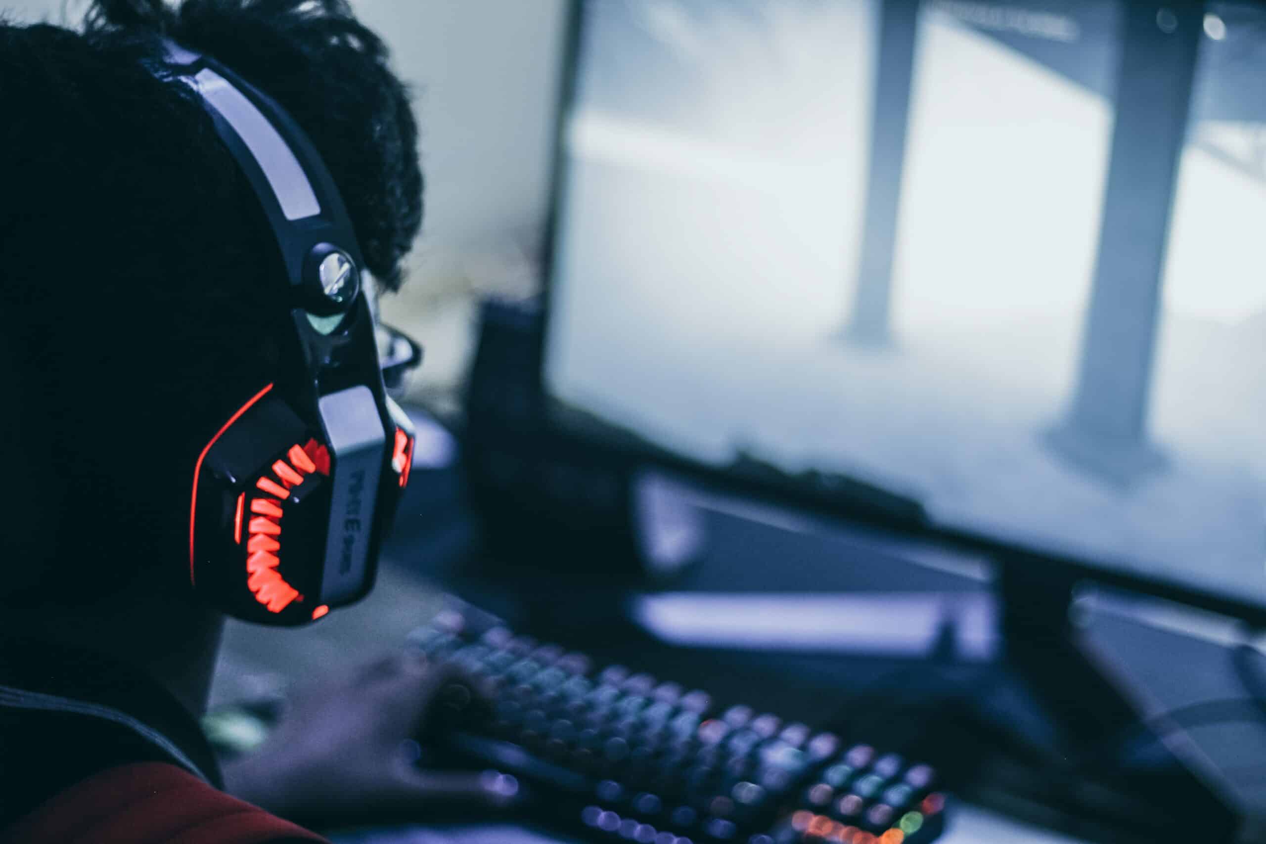 Eine Person mit einem Headset zockt an einem PC