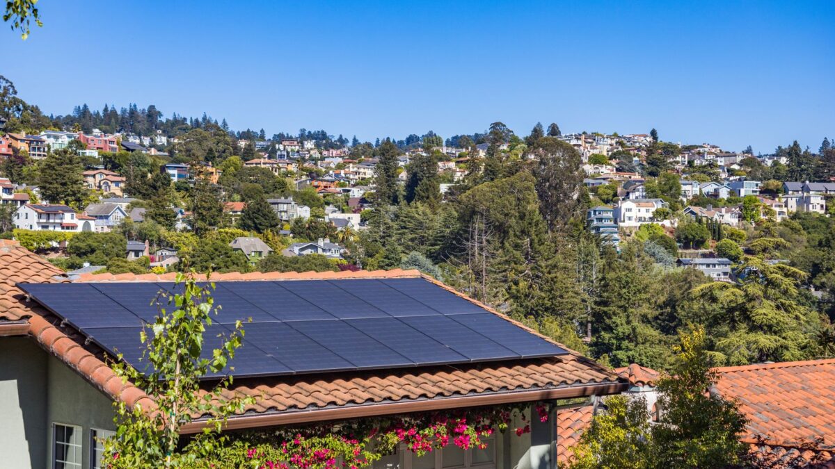 Photovoltaikmodule auf dem Dach eines Wohnhauses bei Tageslicht