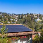Photovoltaikmodule auf dem Dach eines Wohnhauses bei Tageslicht