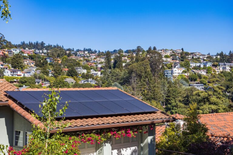 Photovoltaikmodule auf dem Dach eines Wohnhauses bei Tageslicht