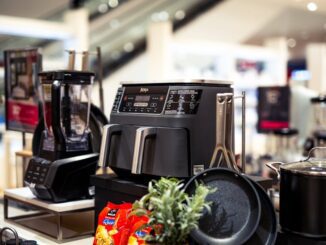 gastroback - Showcase of modern kitchen appliances in a retail store, featuring blenders and cooking