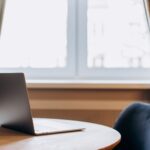 Arbeitsplatz mit Notebook und zweitem Bildschirm in einer Wohnung am Fenster