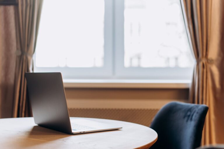 Arbeitsplatz mit Notebook und zweitem Bildschirm in einer Wohnung am Fenster