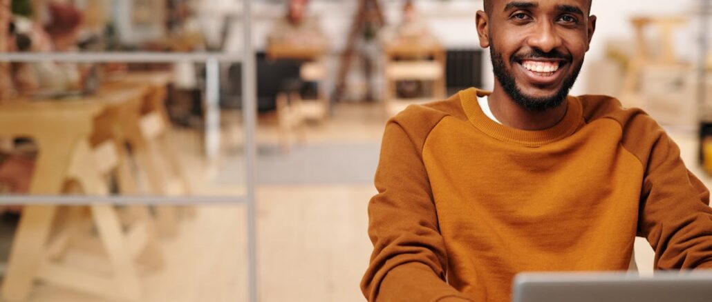 Glastrennwände: Der Schlüssel zu modernen Bürogestaltungen 1 pexels diva plavalaguna 6150379